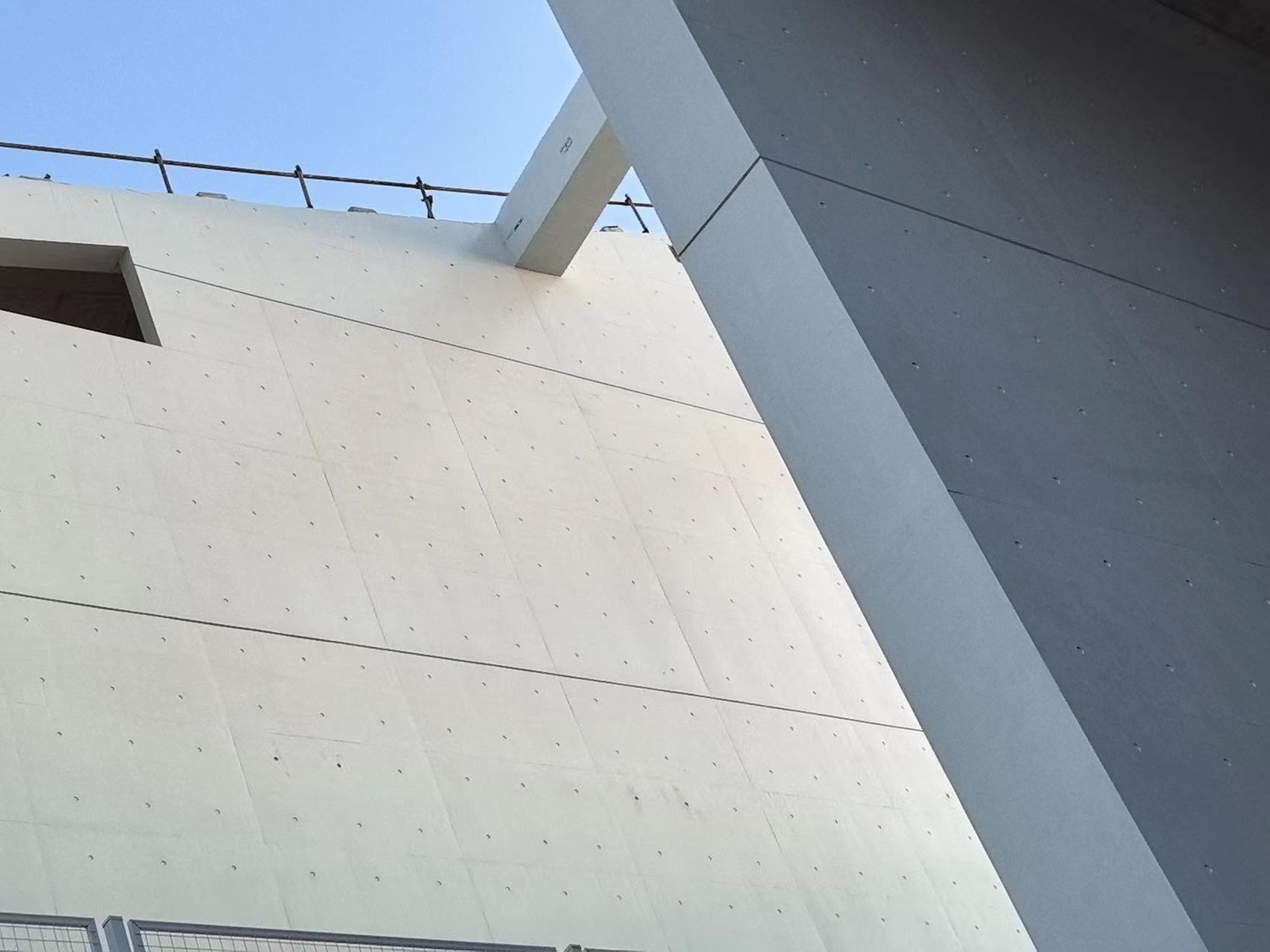 建筑外的招牌 中度可信度描述已自動生成