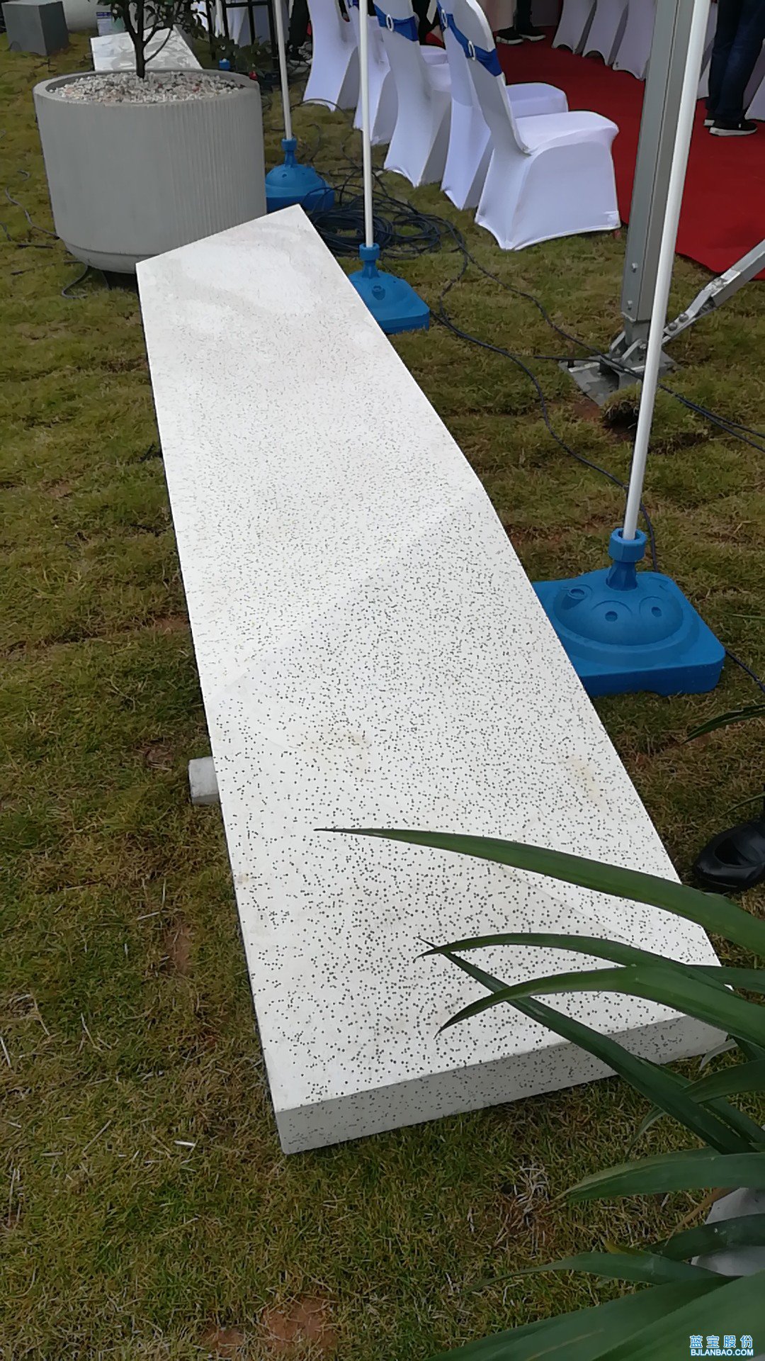 城市广场上的透光混凝土与透光水泥制品加地面