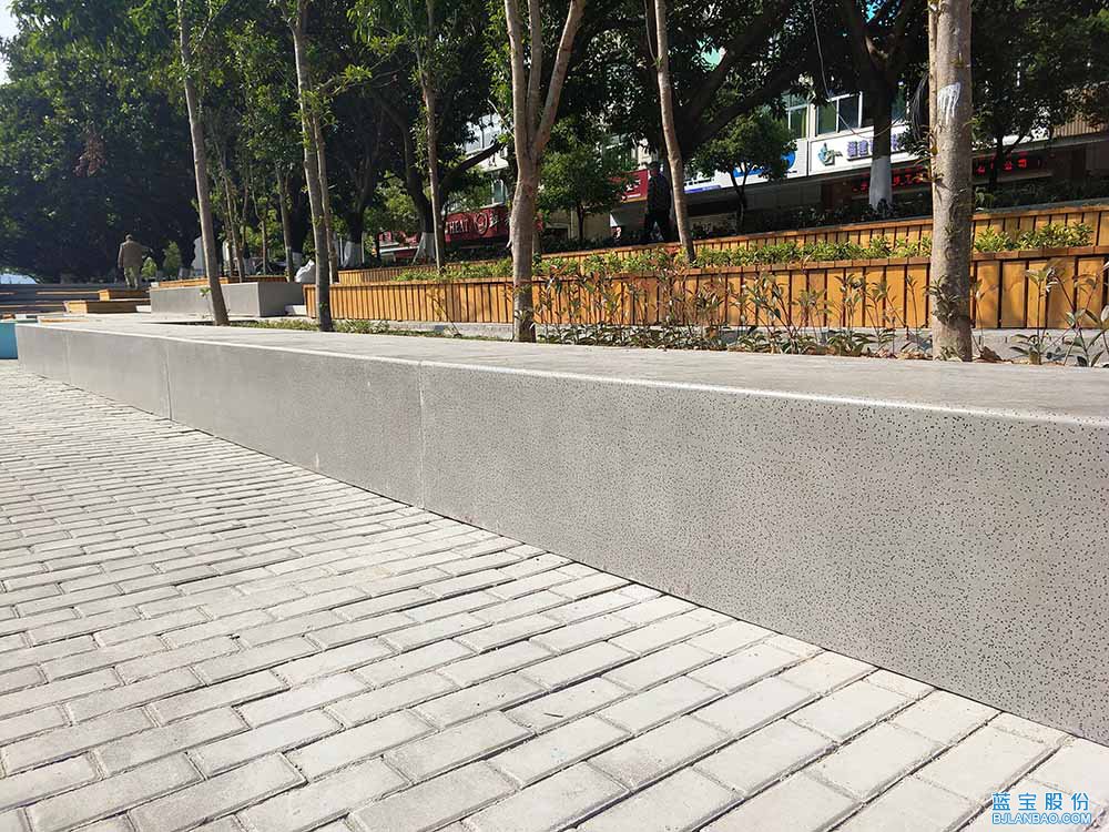 城市广场上的透光混凝土与透光水泥制品加地面