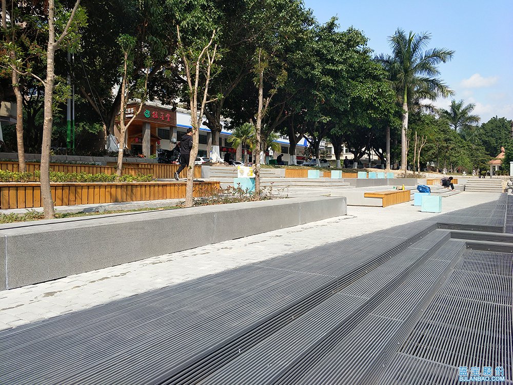 城市广场上的透光混凝土与透光水泥制品加地面